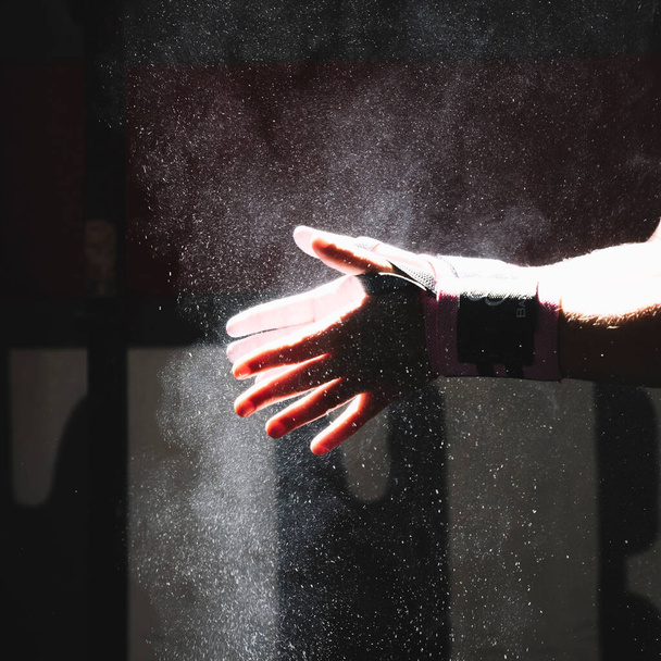 руки с магниевым тренажерным залом - Фото, изображение