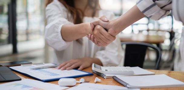 Business handshake donna per il nuovo accordo dopo la firma del contratto di contratto con il lavoro insieme. - Foto, immagini