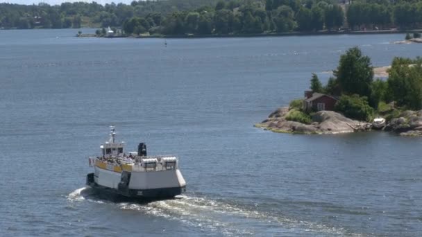 Impresionante disparo de tráfico de ferry entre Helsinki y las islas costeras. - Metraje, vídeo