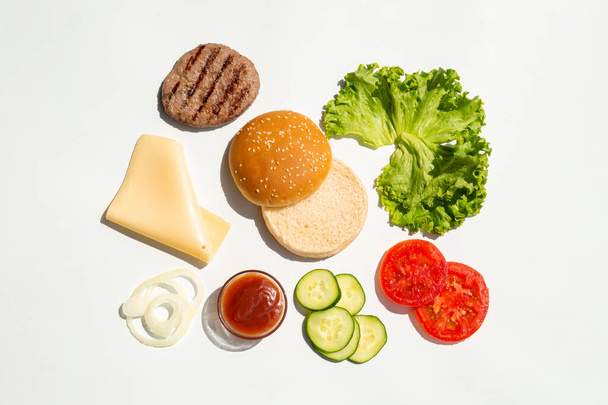 platte hamburger ingrediënten - Foto, afbeelding