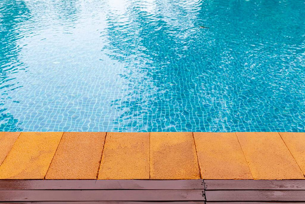 Amplia piscina y suelo de piedra marrón dentro de la villa - Foto, imagen
