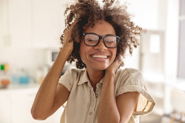 Mulher multiétnica feliz usando óculos e desfrutando de dia ensolarado - Foto, Imagem