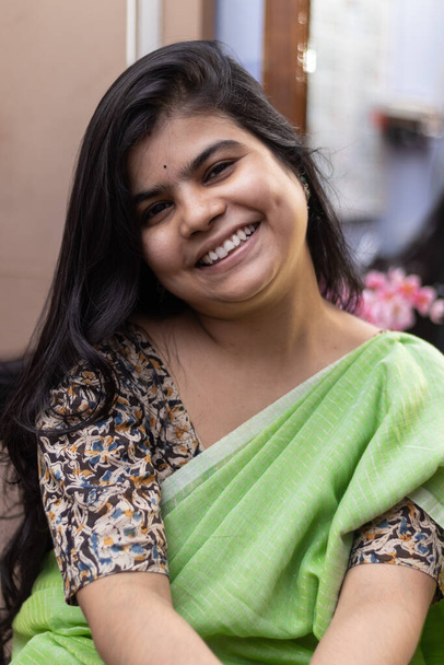 Egy gyönyörű indiai nő portréja zöld száriban. - Fotó, kép