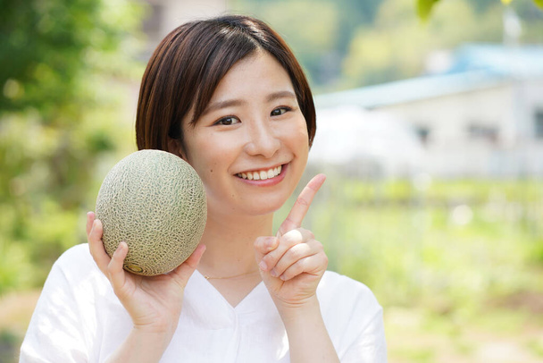 Imagen de una mujer con melón  - Foto, imagen