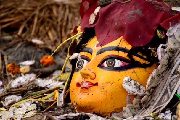 Gesicht des Maa-Idols Debi Durga im Hinduismus am Ufer des Ganges während des Eintauchens der Göttin Durga - Foto, Bild