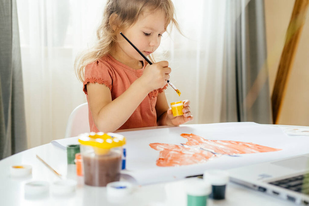 The girl drawing the paints. - Photo, Image