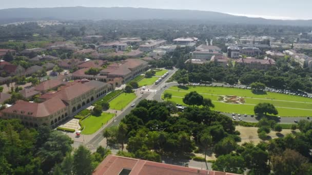 Luftaufnahmen der Stanford University an einem sonnigen Sommertag, 4K-Drohnenvideo Palo Alto - Filmmaterial, Video