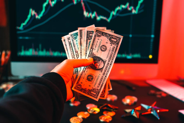 Kripto érmék és pénz az asztalon és a beruházások  - Fotó, kép