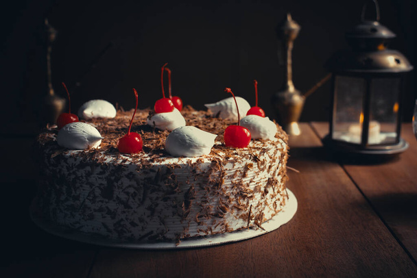 Schokoladenkuchen mit Kirschen und Schlagsahne - Foto, Bild