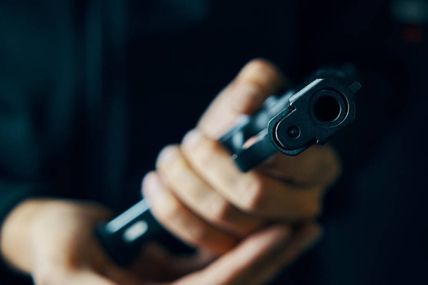 Close up of man reloading pistol. - Zdjęcie, obraz