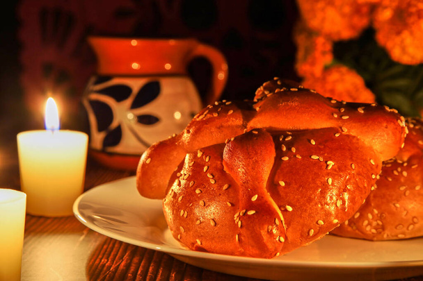 Pan del Muerto, ψωμί από την ημέρα των νεκρών στο Μεξικό παραδοσιακά διακοσμημένο με το λουλούδι marigold. - Φωτογραφία, εικόνα