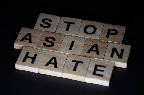 Текстове повідомлення про акції протесту. Вибірковий фокус на Lettering Stop Asian Hate. Banner на чорному тлі з копіювальним простором. Концепція прав людини. Азійський расизм. - Фото, зображення
