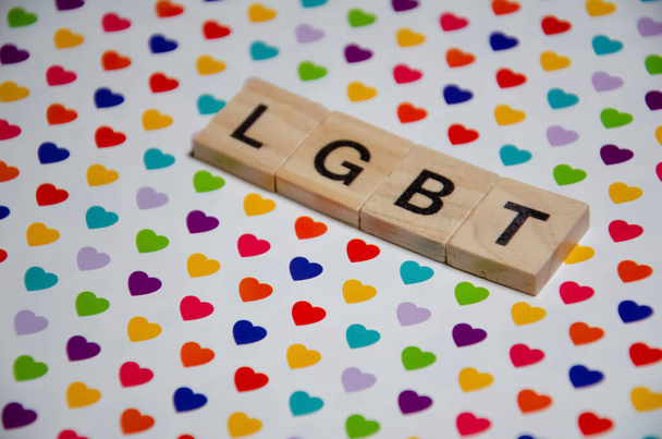 抗議行動のためのテキストメッセージLGBT 。LGBTをコピースペースで文字化することに焦点を当てています。心でカラフルな背景にバナー。人権の概念. - 写真・画像