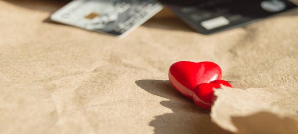 Due carte bancarie cardiache su carta da regalo con spazio da copiare. Il concetto di San Valentino o dare Martedì. - Foto, immagini