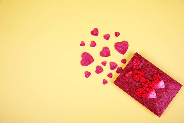 Všechno nejlepší k Valentýnovi. Top pohled dárek box, srdce, brýle na žluté barvě roku 2021 pozadí. Valentýn nebo novoroční přání - Fotografie, Obrázek