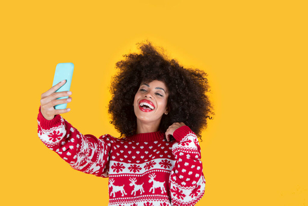όμορφη γυναίκα κάνει selfie από το smartphone τα Χριστούγεννα - Φωτογραφία, εικόνα