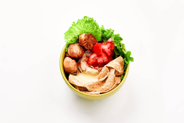 szaszłyki z kurczaka z lawą i pomidorami w talerzu na białym tle - Zdjęcie, obraz