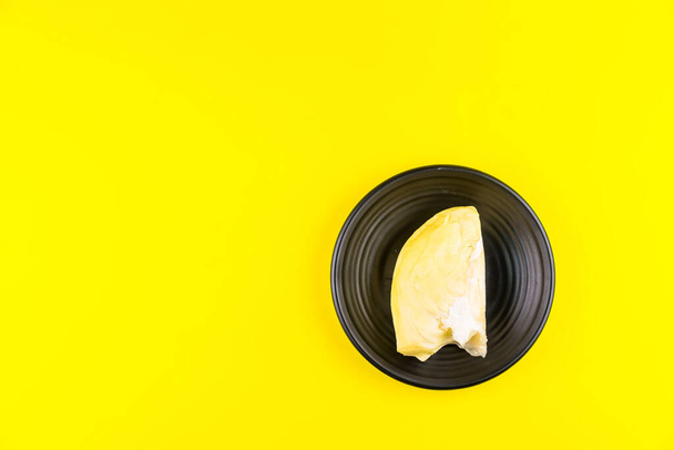 Gelbes Durian-Fleisch auf gelbem Hintergrund. - Foto, Bild