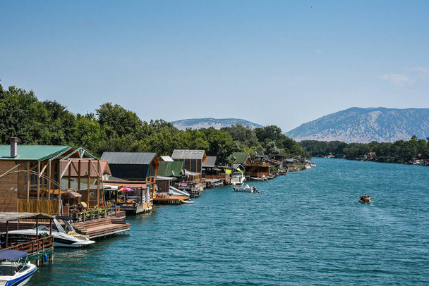 Ада - БОІАНА, МОНТЕНЕГР, річка Бояна є популярним туристичним місцем з традиційними ресторанами морепродуктів. - Фото, зображення
