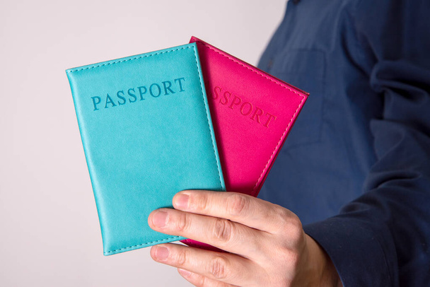 La main tient deux passeports avec un citoyen inconnu. Le concept de double citoyenneté. - Photo, image