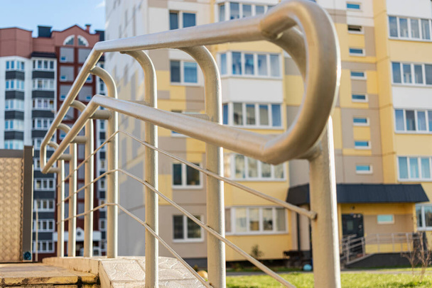 Лестница с металлическими перилами в новом современном здании. Рельсы у входа в многоквартирный дом - Фото, изображение