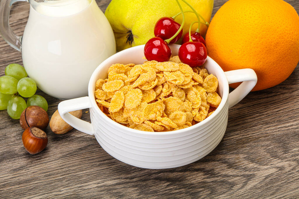 Frühstück mit Cornflakes, Früchten und Milch - Foto, Bild