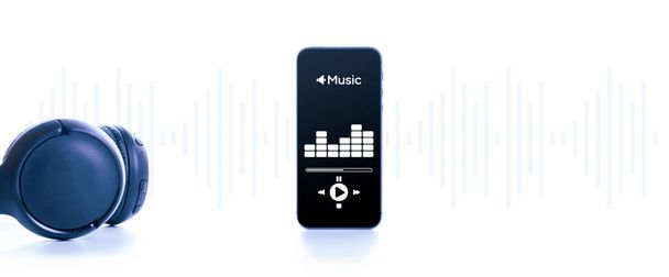 Музыкальное аудио оборудование. Аудио биты, наушники, музыкальное приложение на экране мобильного смартфона. Запись звука голос изолирован на белом фоне. Онлайн-трансляция макета-баннера - Фото, изображение