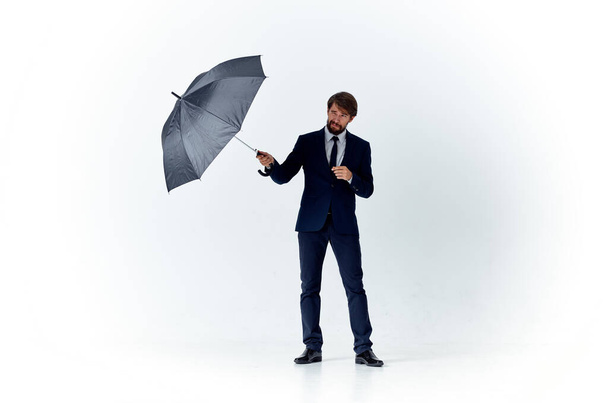 uomo d'affari in un ombrello tuta protezione aerea - Foto, immagini