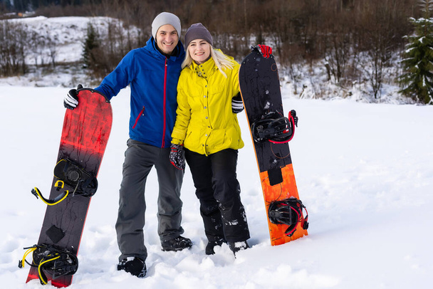 Portré boldog pár snowboardos kívül a téli vakációk - Fotó, kép