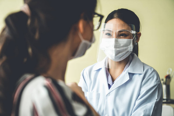 Fiatal nő meglátogatja ügyes orvos a kórházban oltás - Fotó, kép