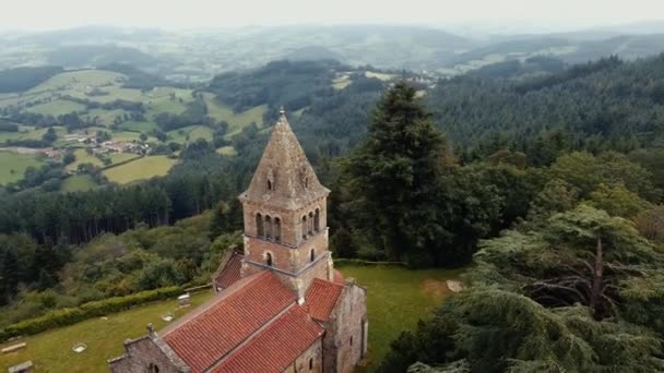 La chapelle de la montagne de Dun. Drone shot van een kleine oude kerk in Bourgondië Frankrijk. - Video