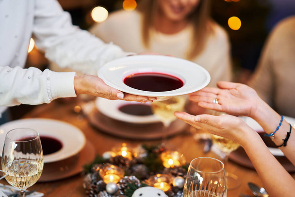 Přátelé slaví vánoční večírek s vínem - Fotografie, Obrázek