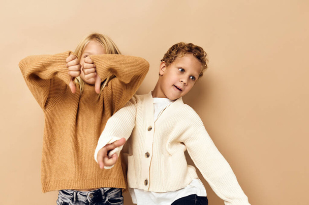 маленька дівчинка і хлопчик обіймають ігри посмішка дружба ізольований фон
 - Фото, зображення