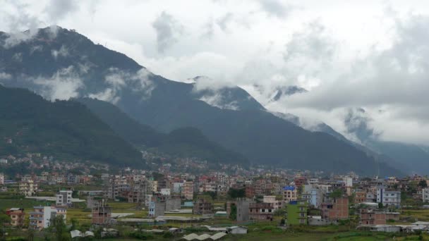 Ein Blick auf Kathmandu City mit den Wolken, die an einem tristen Tag im Zeitraffer über und um die Ausläufer rollen. - Filmmaterial, Video