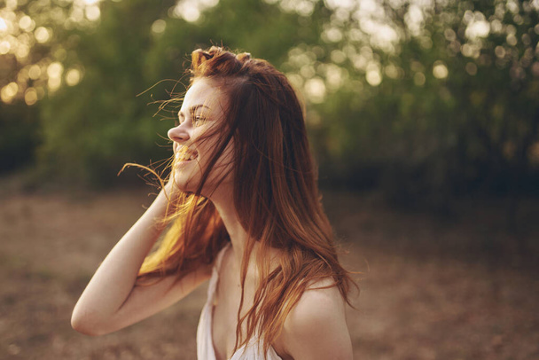 весела жінка на відкритому повітрі в житті свободи
 - Фото, зображення