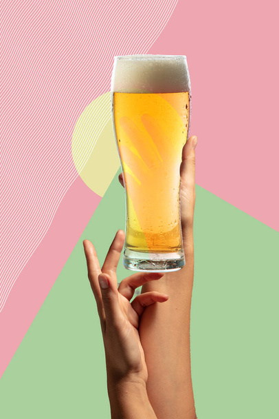 Nykytaiteen kollaasi ihmisen käsissä tilalla lager vaahtoava olut lasi eristetty värikäs vaaleanpunainen vihreä tausta - Valokuva, kuva