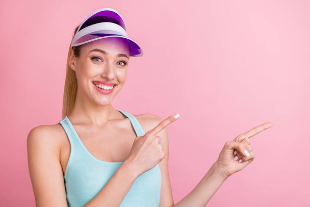 Kuva nuorten iloinen iloinen positiivinen hymy osoittaa sormella tyhjä tila mainos neuvoja valinta eristetty vaaleanpunainen väri tausta - Valokuva, kuva