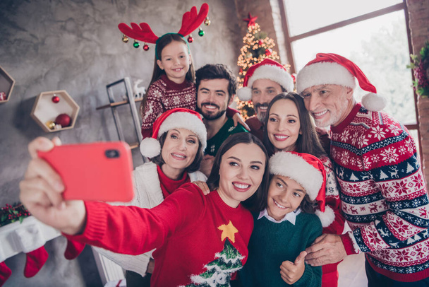 Photo portrait big family taking selfie smiling wearing festive xmas outfit in decorated apartment - Zdjęcie, obraz