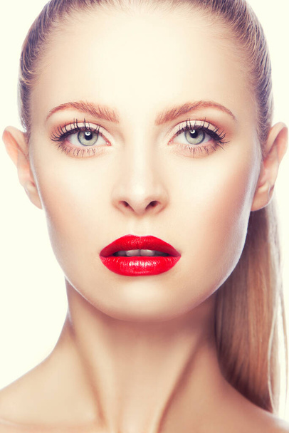 Model girl beauty face with professional make-up, perfect skin - Fotoğraf, Görsel