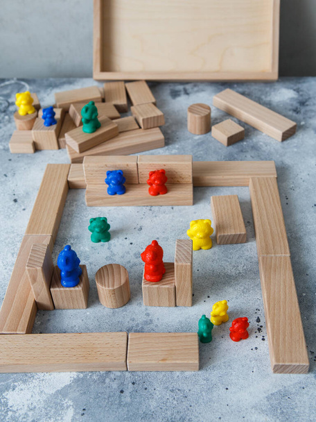Construcción de Juguetes de Madera con bloques de madera ecológicos fabricados a partir de maderas sostenibles. Elementos de madera para el desarrollo mental y la educación infantil. juguetes Montessori - Foto, imagen