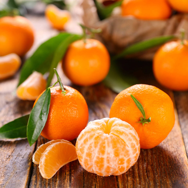 κλημεντίνη, μανταρινικά φρούτα και φύλλα πορτοκαλιού - Φωτογραφία, εικόνα