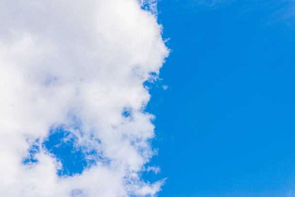 Prachtige blauwe lucht, witte wolk achtergrond. Vorm onafhankelijk, Elementen van de natuur.Prachtige hemel. Mooie witte pluizige wolken op een lichtblauwe lucht achtergrond. - Foto, afbeelding