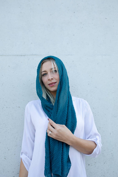 Una elegante calma joven hermosa mujer rubia con una bufanda  - Foto, Imagen
