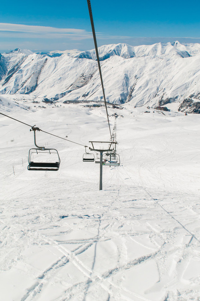 Skilift en la estación de esquí durante el invierno en un día brillante - Foto, imagen