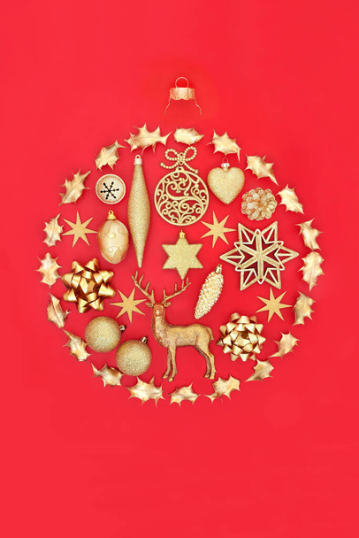 Abstrakte Weihnachtsbaumform mit Goldbaumschmuck auf rotem Hintergrund. Komposition für die Festtage. Flache Lage, Draufsicht, Kopierraum. - Foto, Bild