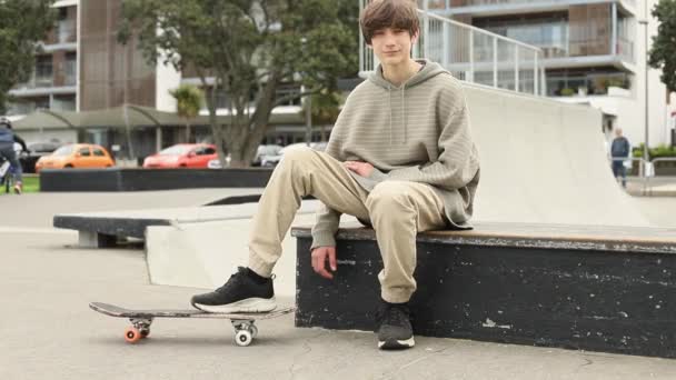Niño adolescente en un parque de skate, retrato al aire libre. concepto de adolescencia, cultura adolescente - Metraje, vídeo