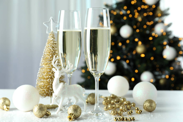 Şampanya kadehleriyle yeni yıl kutlaması. . - Fotoğraf, Görsel