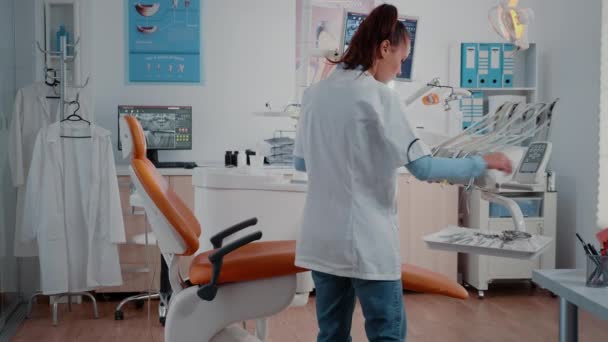 Dentista che lavora con apparecchiature di stomatologia per il controllo dentale - Filmati, video