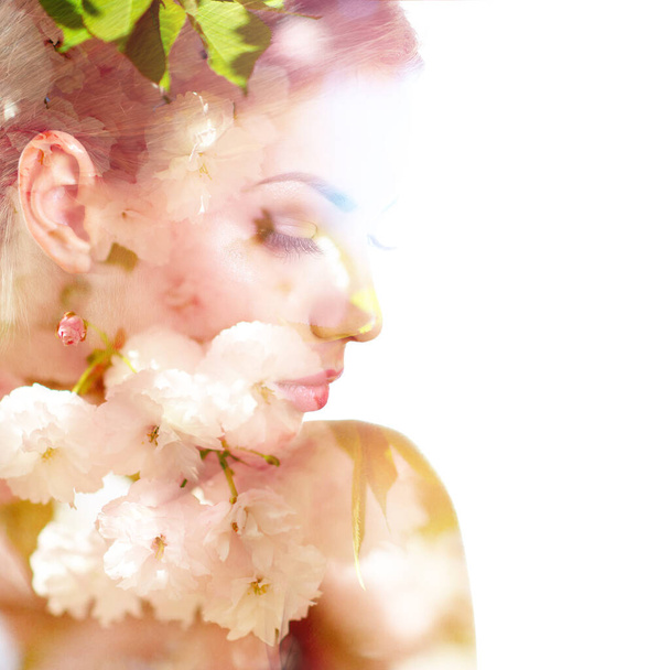 Hermosa mujer joven con flores de cerezo en flor de primavera, doble exposición. Tratamiento de belleza, juventud, concepto de primavera - Foto, imagen