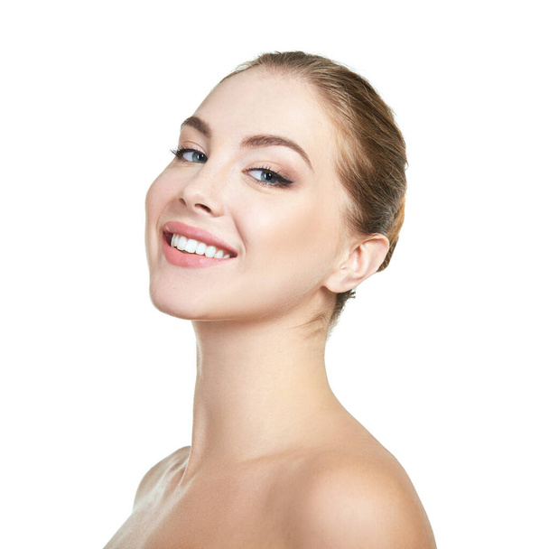 Jovem mulher atraente posando no estúdio e feliz sorrindo sobre fundo branco. Menina bonita com sorriso perfeito.  - Foto, Imagem